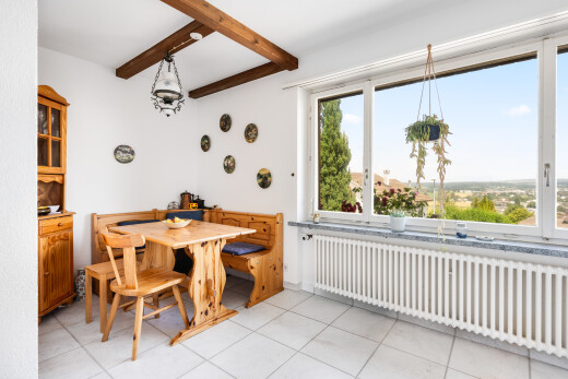 esszimmer mit frühstücksecke, kühler, beamed ceiling, balkendecke, und day time