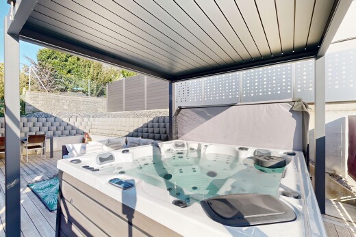terrasse mit whirlpool, from property, zaun, deck, und day time