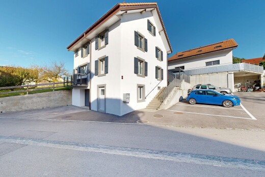 außenansicht mit treppen, day time, property visible, parkplatz, und stuckverkleidung