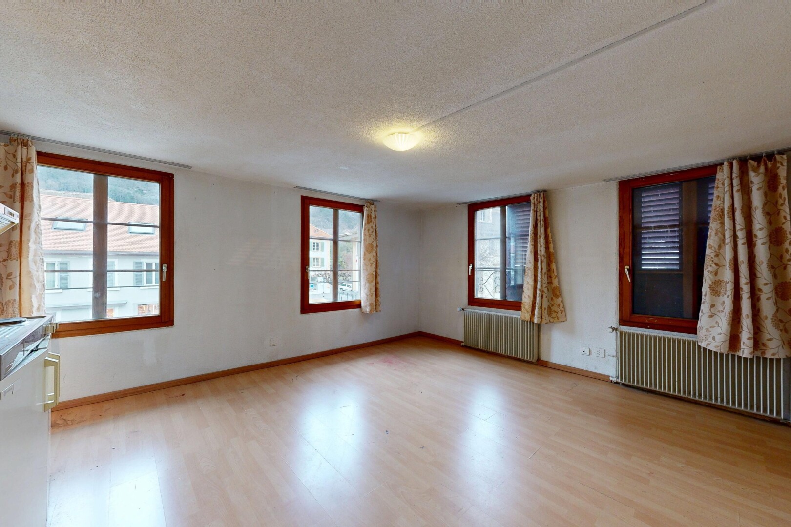 pièce vide avec radiateur, inside property, sol en finition bois, wood finish floor, et cloison sèche