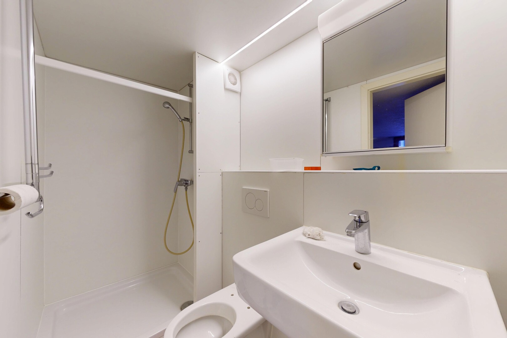 salle de bains avec salle de bain complète, douche, évier, miroir, et toilette