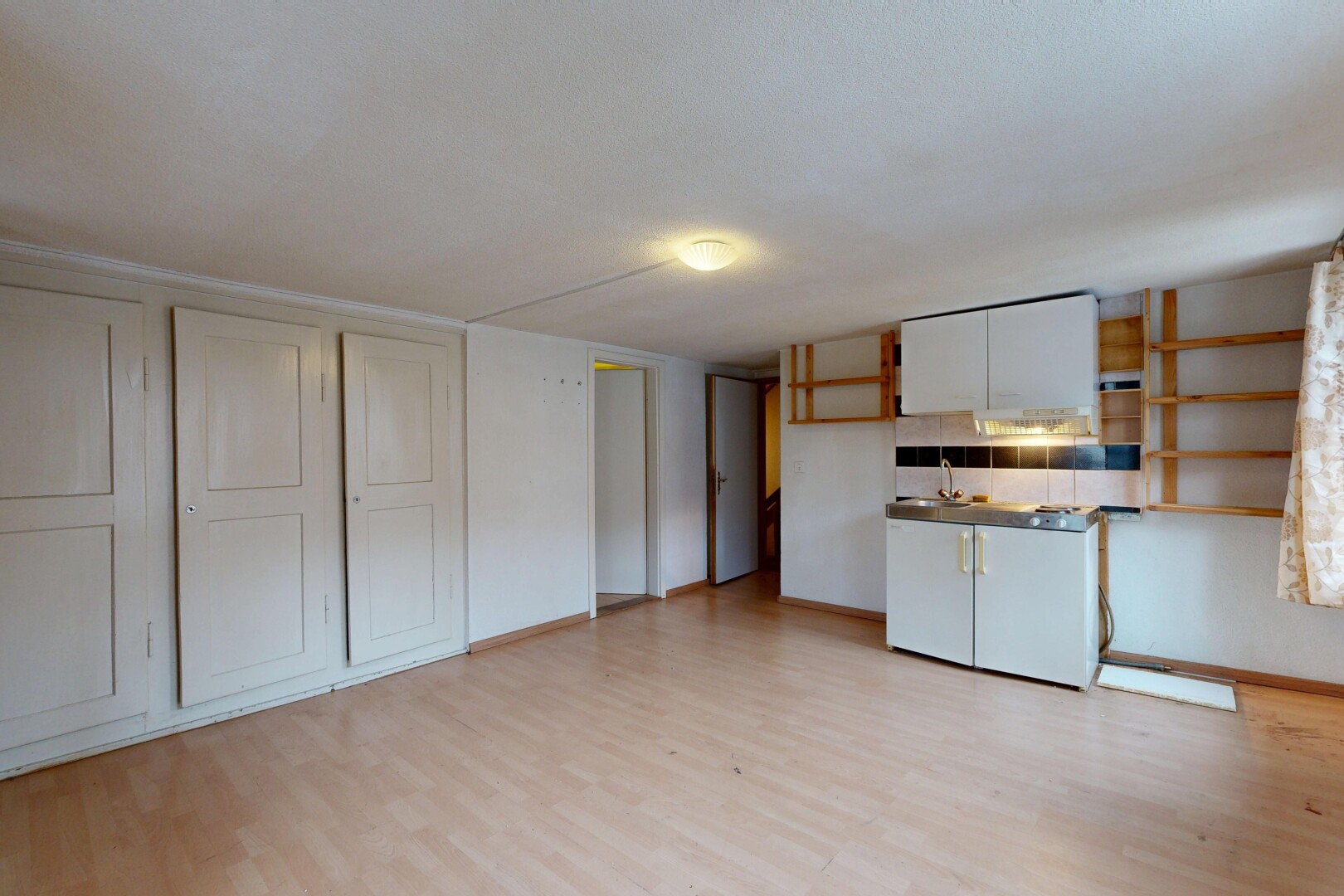 cuisine avec inside property, étagères ouvertes, sol en finition bois, wood finish floor, et plinthes murales
