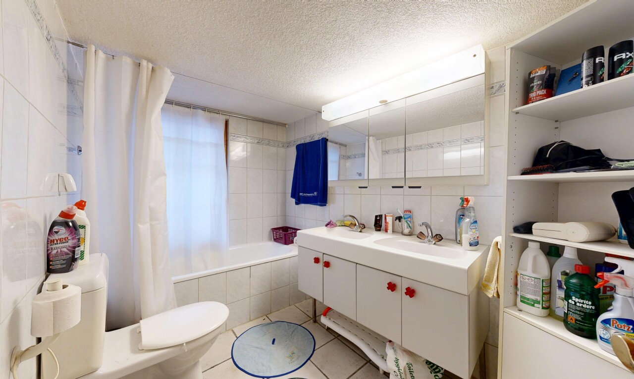 salle de bains avec plafond texturé, textured ceiling, toilette, salle de bain complète, et mur en carrelage