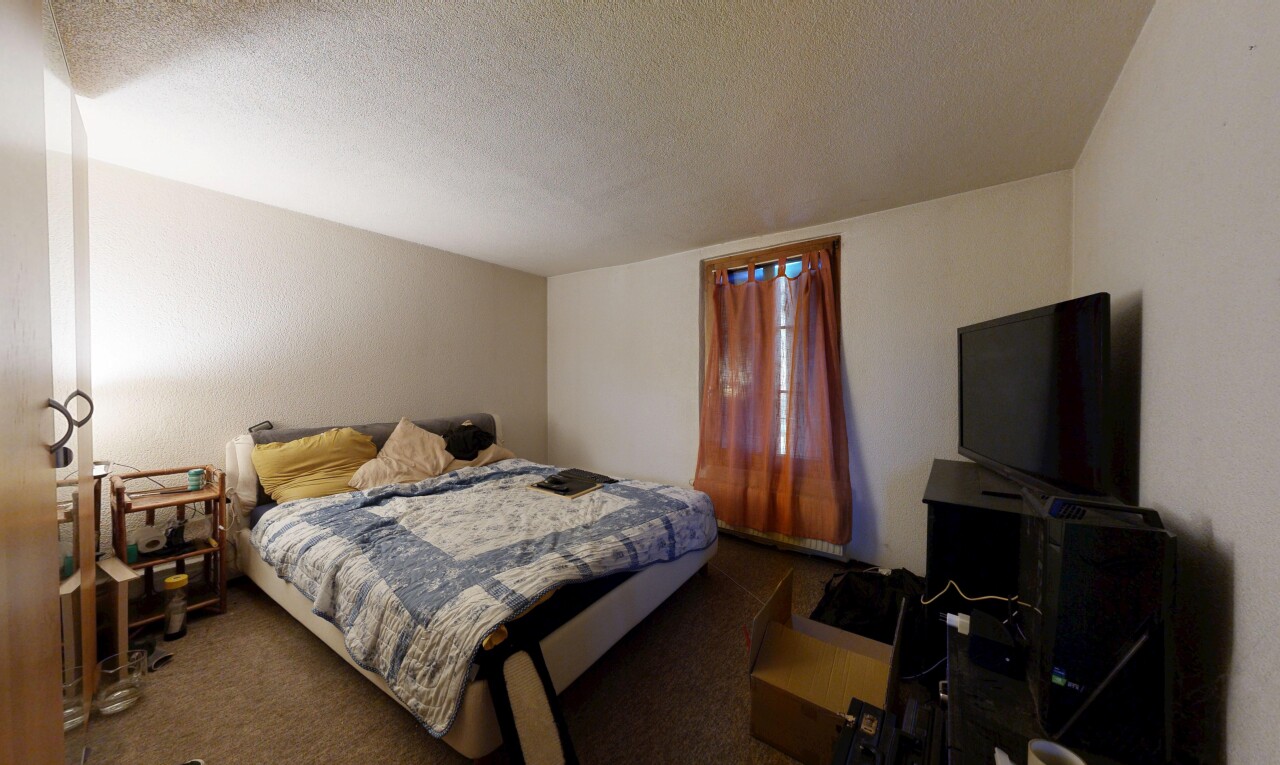 chambre avec plafond texturé, textured ceiling, télévision, moquette, et carpet