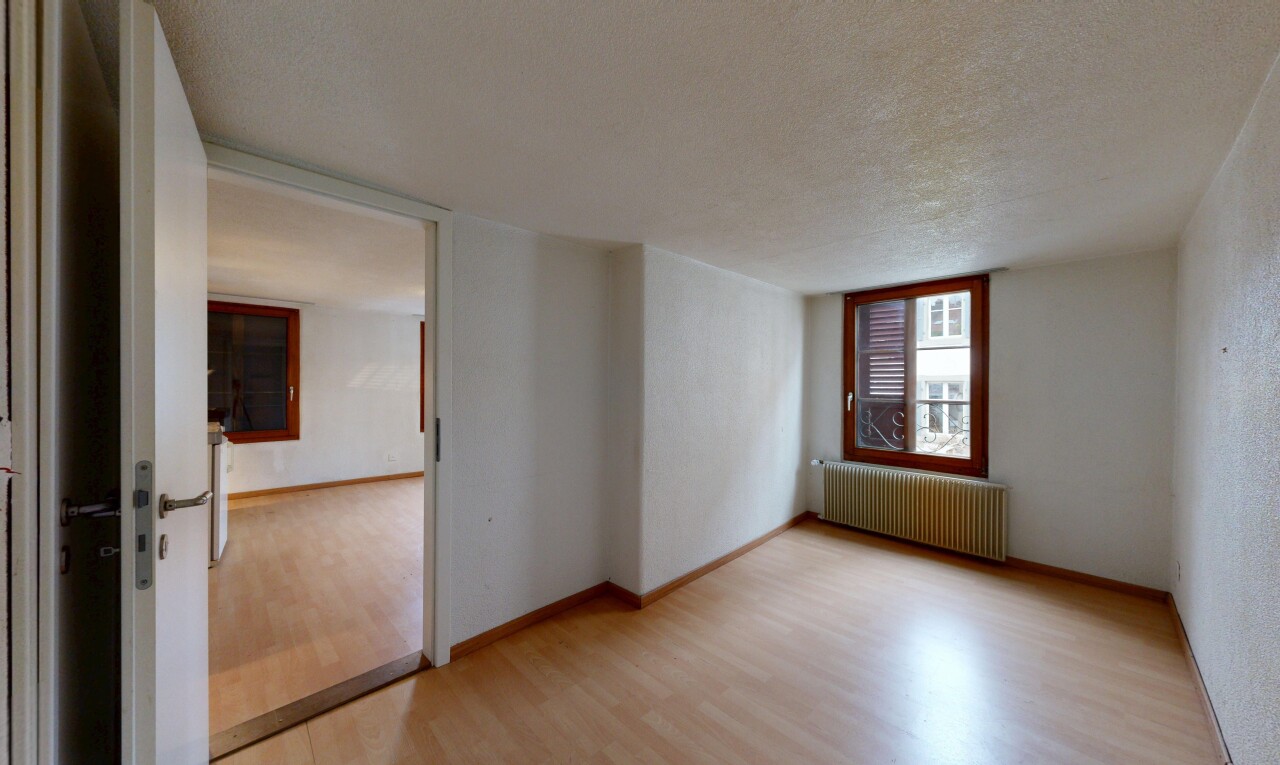 pièce vide avec plafond bas, low ceiling, sol en finition bois, wood finish floor, et radiateur