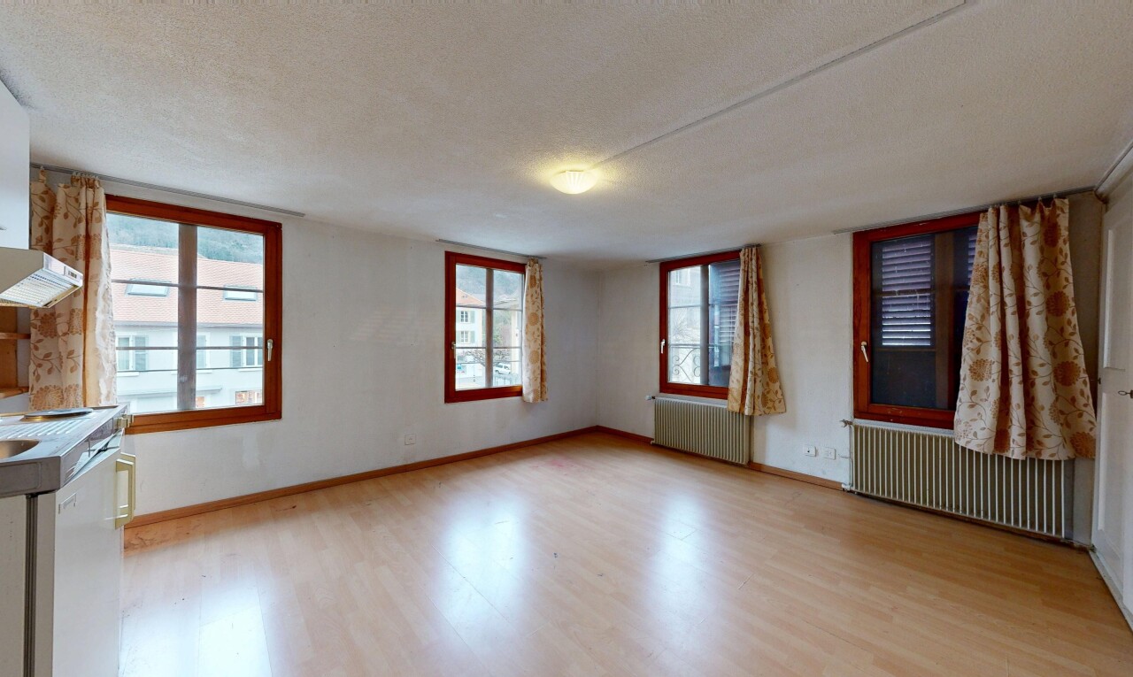 pièce vide avec radiateur, inside property, sol en finition bois, wood finish floor, et cloison sèche