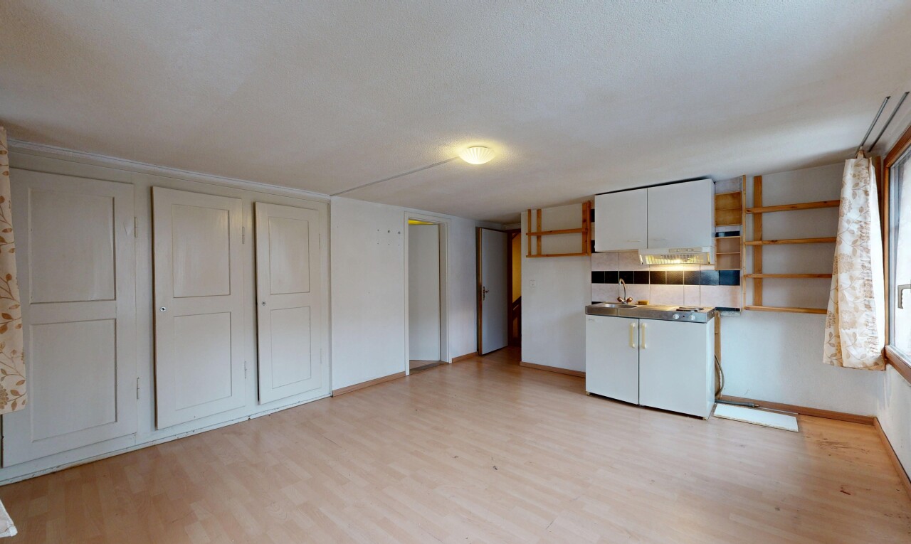 cuisine avec inside property, étagères ouvertes, sol en finition bois, wood finish floor, et plinthes murales