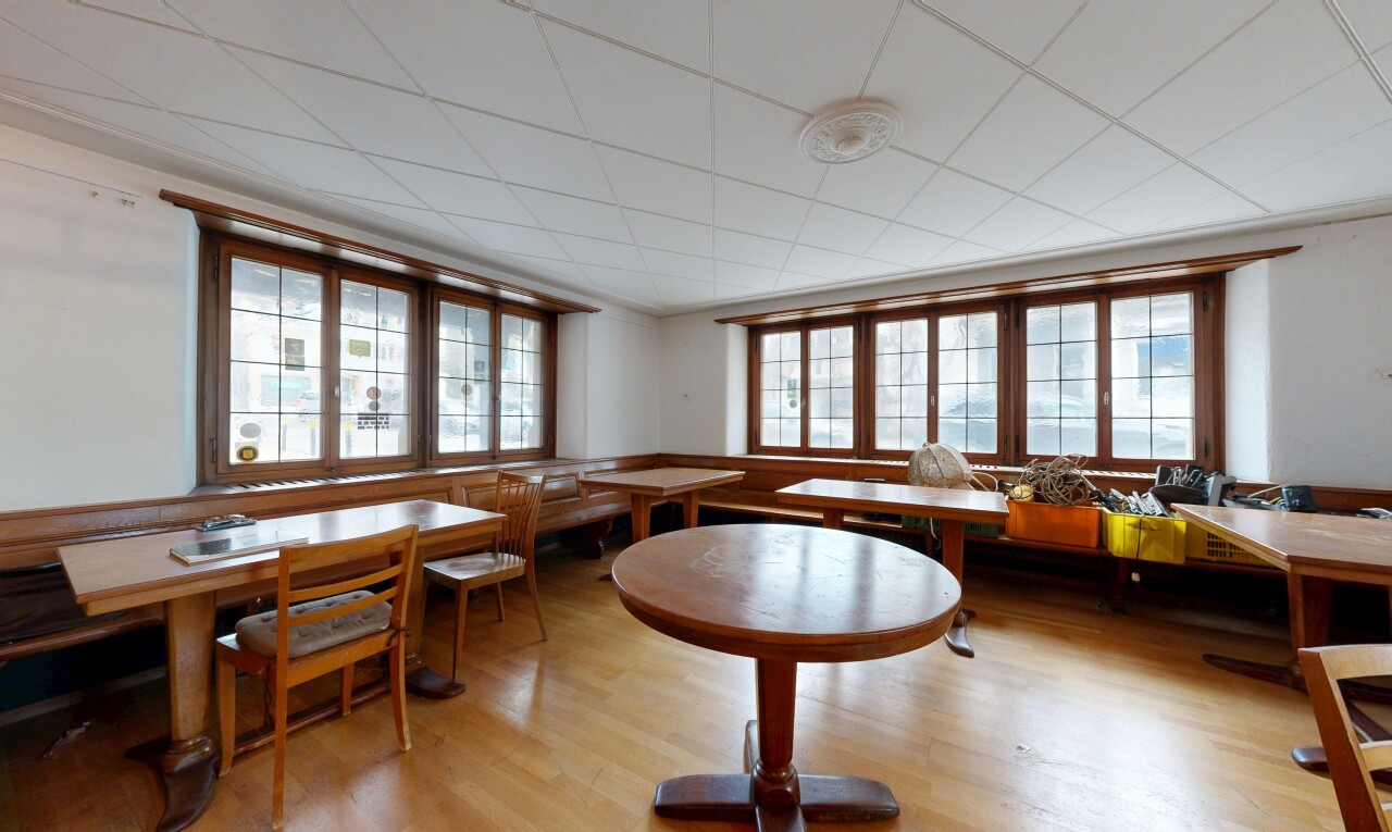 bureau avec lumière naturelle, natural light, inside property, sol en finition bois, et wood finish floor