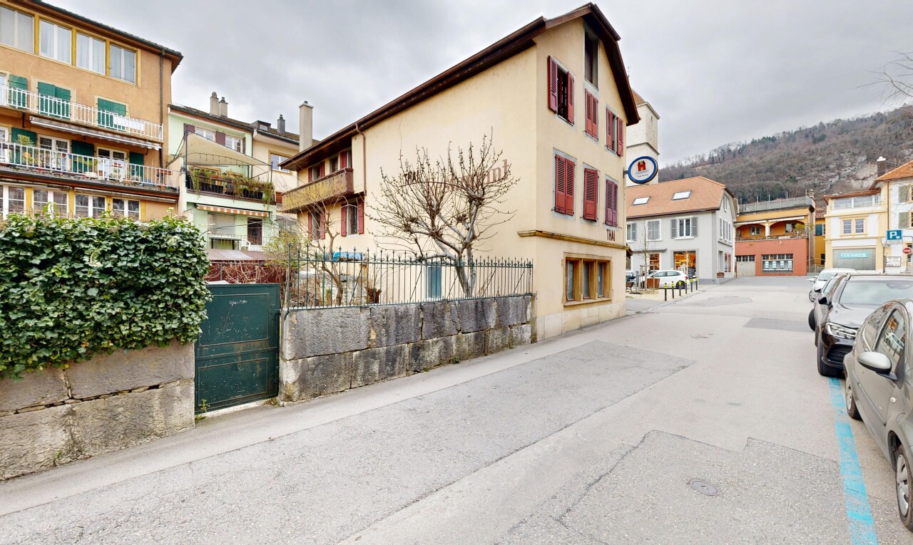 extérieur du bâtiment avec overcast et clôture