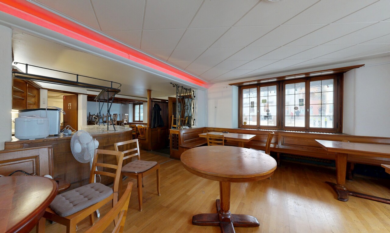 salon avec inside property, lumière naturelle, natural light, sol en finition bois, et wood finish floor