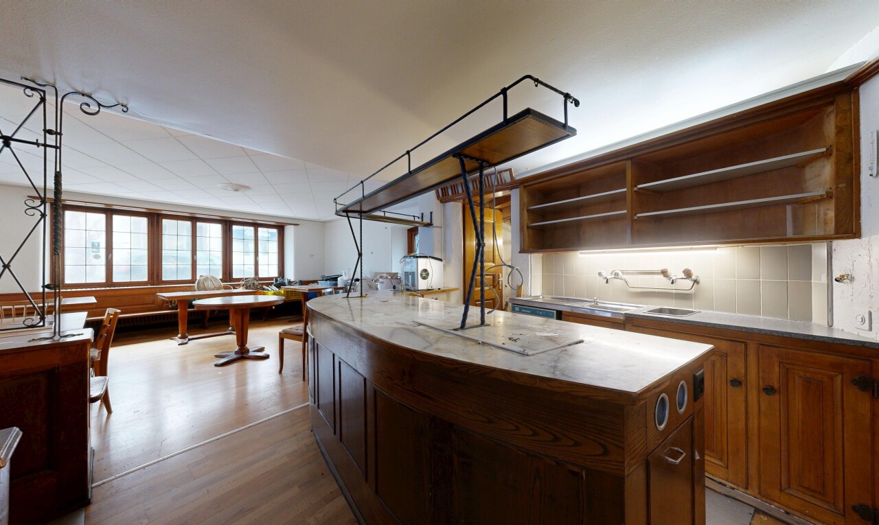 cuisine avec inside property, lumière naturelle, natural light, plans de travail, et sol en finition bois