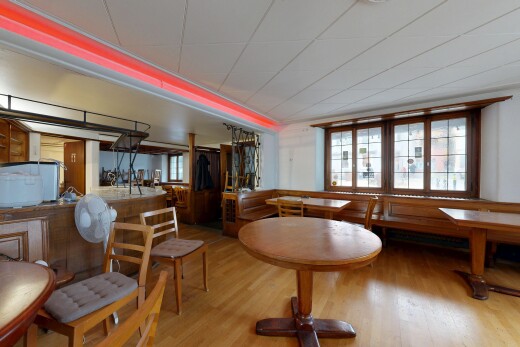 salon avec inside property, lumière naturelle, natural light, sol en finition bois, et wood finish floor