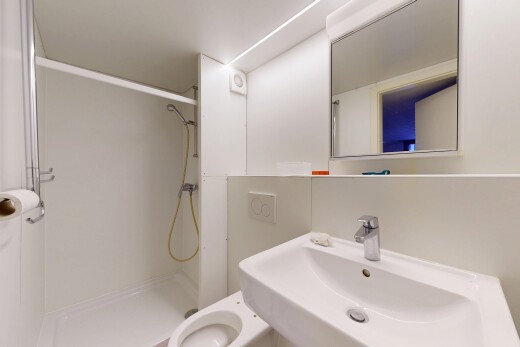 bad mit komplettes badezimmer, dusche, waschbecken, spiegel, und toilette