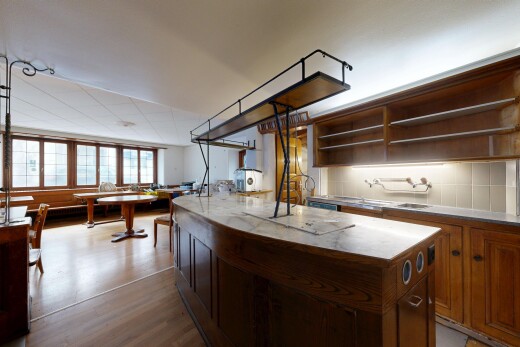 cuisine avec inside property, lumière naturelle, natural light, plans de travail, et sol en finition bois