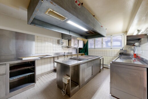 cuisine avec plans de travail en acier inoxydable, lave-linge et sèche-linge, inside property, sol en vinyle, et vinyl floor