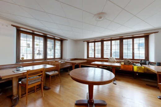 bureau avec lumière naturelle, natural light, inside property, sol en finition bois, et wood finish floor