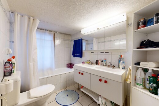 salle de bains avec plafond texturé, textured ceiling, toilette, salle de bain complète, et mur en carrelage