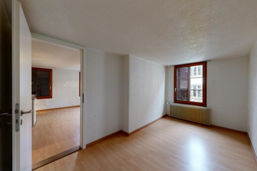 leerer raum mit niedrige decke, low ceiling, holzfußboden, wood finish floor, und kühler