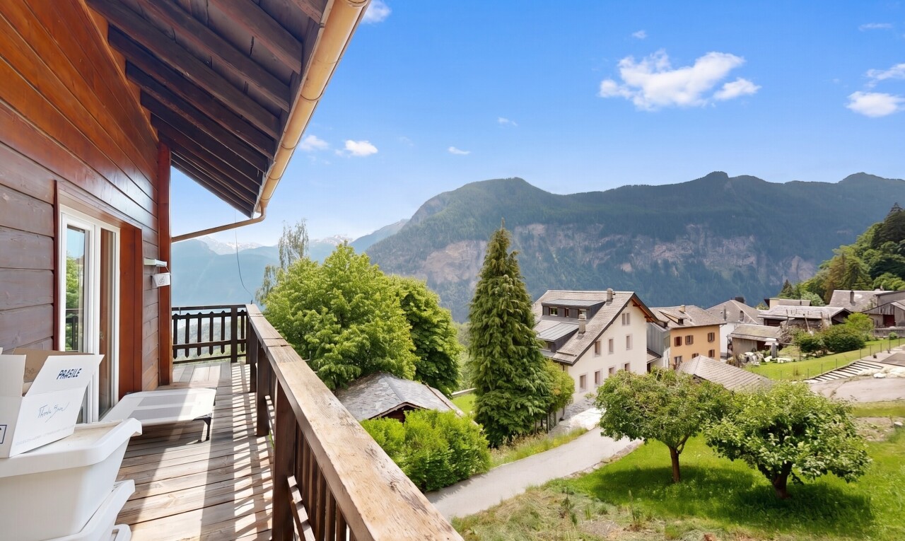 balcony featuring a mountain view