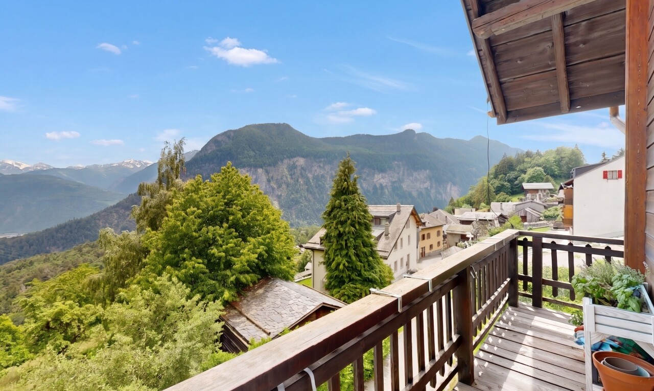 balcony featuring a mountain view