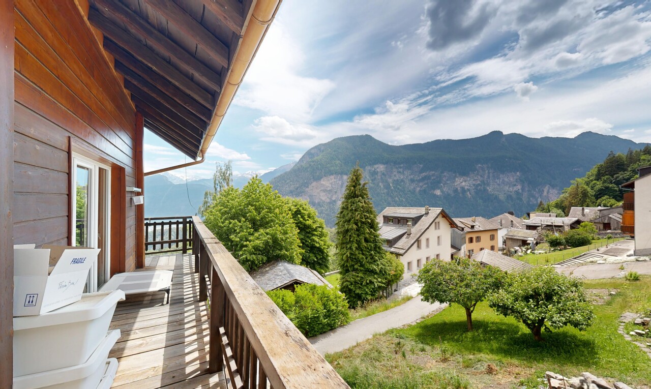 balcony featuring a mountain view