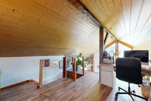 bureau avec pièce supplémentaire, plafond en bois, wood ceiling, sol en finition bois, et wood finish floor