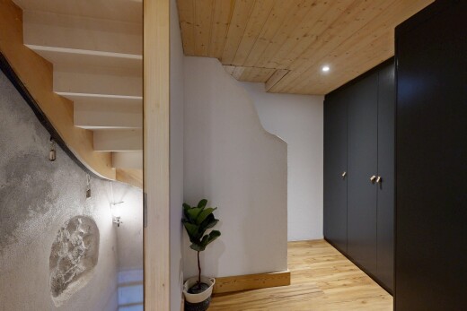 couloir avec sol en finition bois, wood finish floor, light floor, inside property, et éclairage encastré