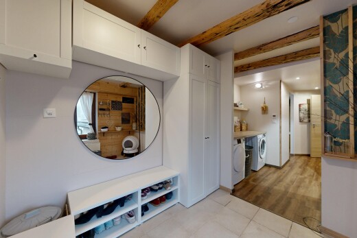 espace intérieur avec plafond à poutres, beamed ceiling, inside property, cloison sèche, et drywall