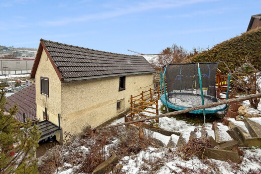 façade avec trampoline, day time, bardage en stuc, snow, et toit en tuiles