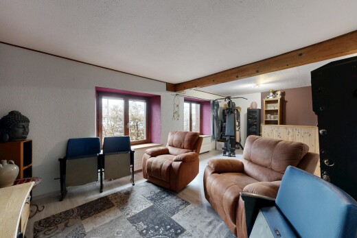 salon avec plafond à poutres, beamed ceiling, inside property, lumière naturelle, et natural light