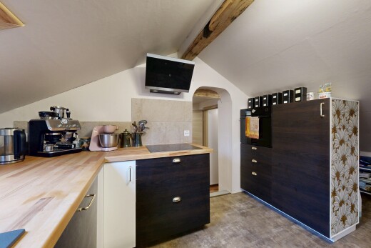 cuisine avec télévision, plafond à poutres, beamed ceiling, inside property, et passages en arc