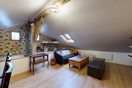 salon avec puits de lumière, pièce supplémentaire, plafond voûté, vaulted ceiling, et inside property