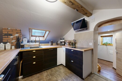 cuisine avec puits de lumière, plans de travail, inside property, plafond voûté, et vaulted ceiling