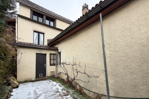 façade avec bardage en stuc, cheminée, from property, overcast, et obstructed lens