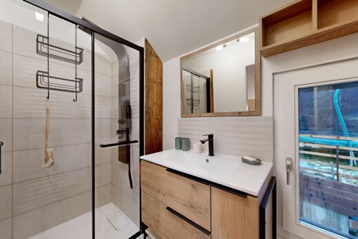salle de bains avec miroir, lavabo (ou coiffeuse selon le contexte), salle de bain complète, inside property, et douche