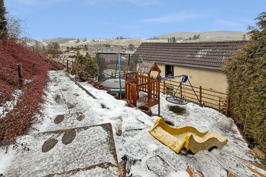terrasse avec day time, aire de jeux, snow, et clôture