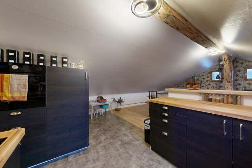 cuisine avec plafond voûté, vaulted ceiling, plafond bas, low ceiling, et inside property