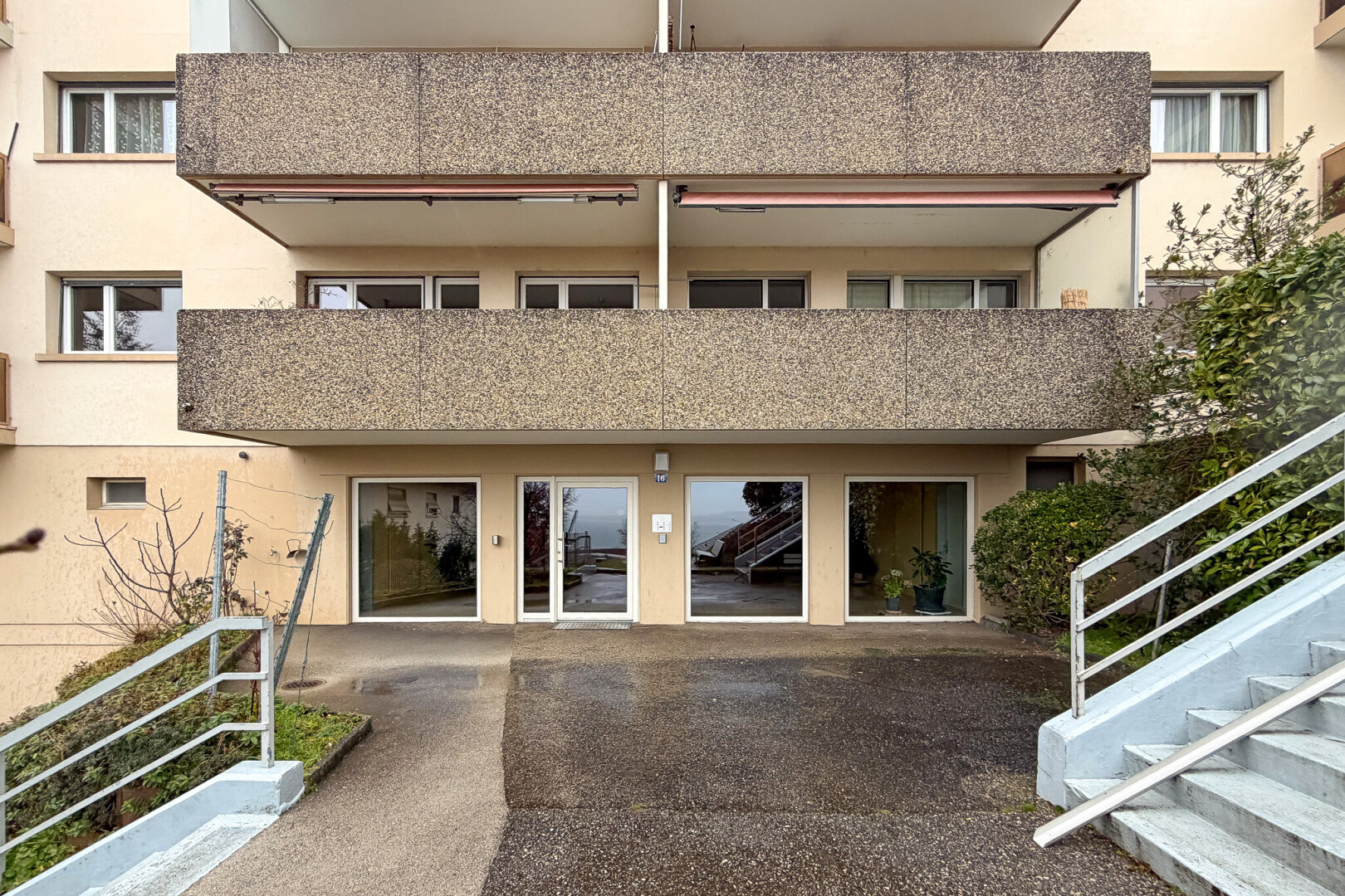 extérieur du bâtiment avec vue sur le complexe d'appartements, apartment complex view, et from community