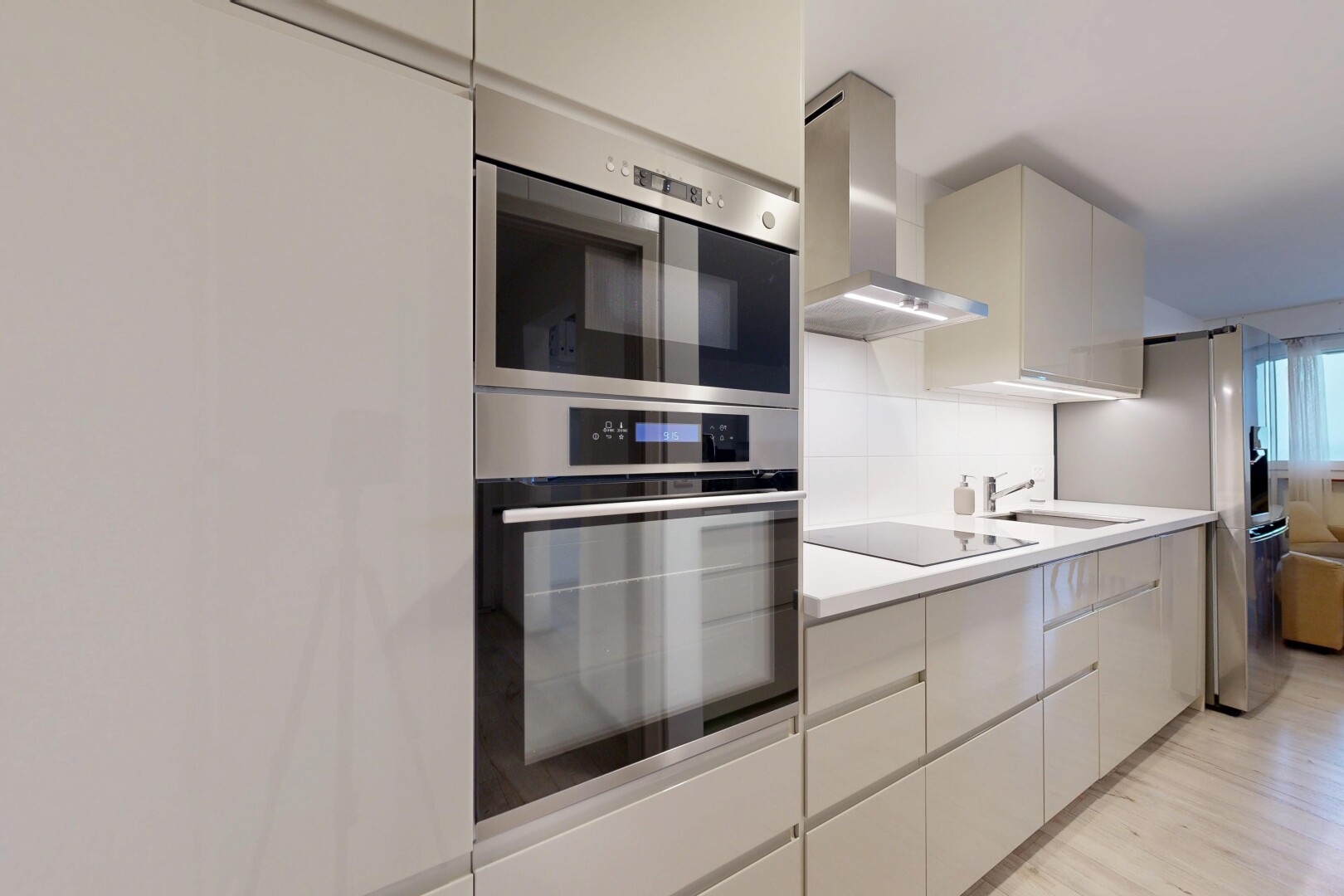 cuisine avec hotte, four double, light floor, light countertops, et plans de travail