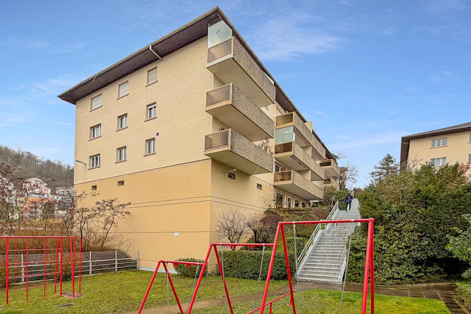 extérieur du bâtiment avec vue sur le complexe d'appartements, apartment complex view, from community, clôture, et day time