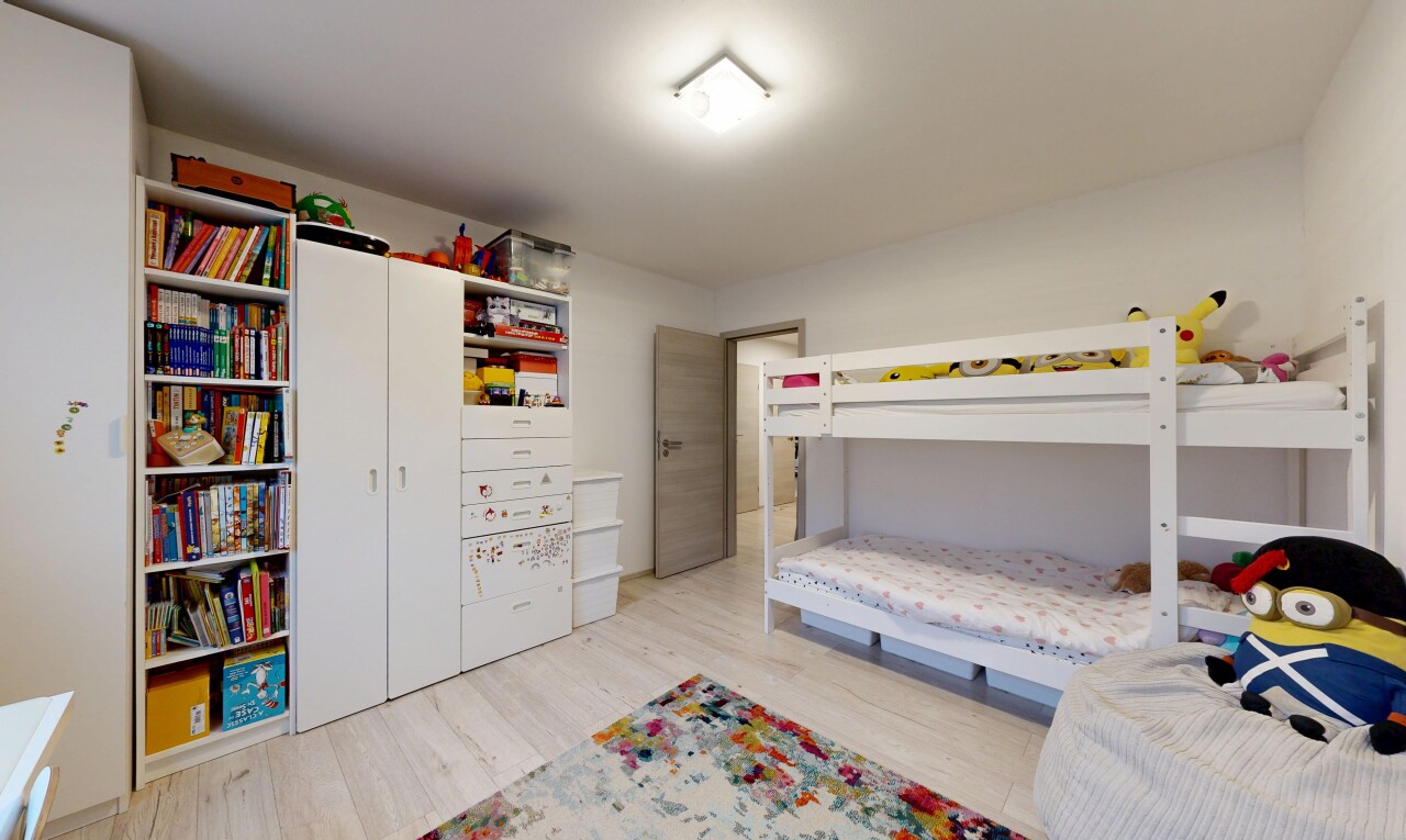 chambre avec sol en finition bois, wood finish floor, inside property, light floor, et cloison sèche