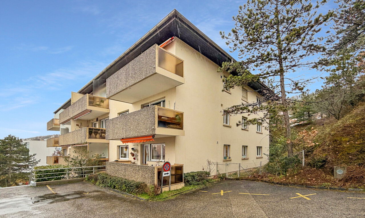 extérieur du bâtiment avec clôture, from community, day time, apartment complex view, et vue sur le complexe d'appartements