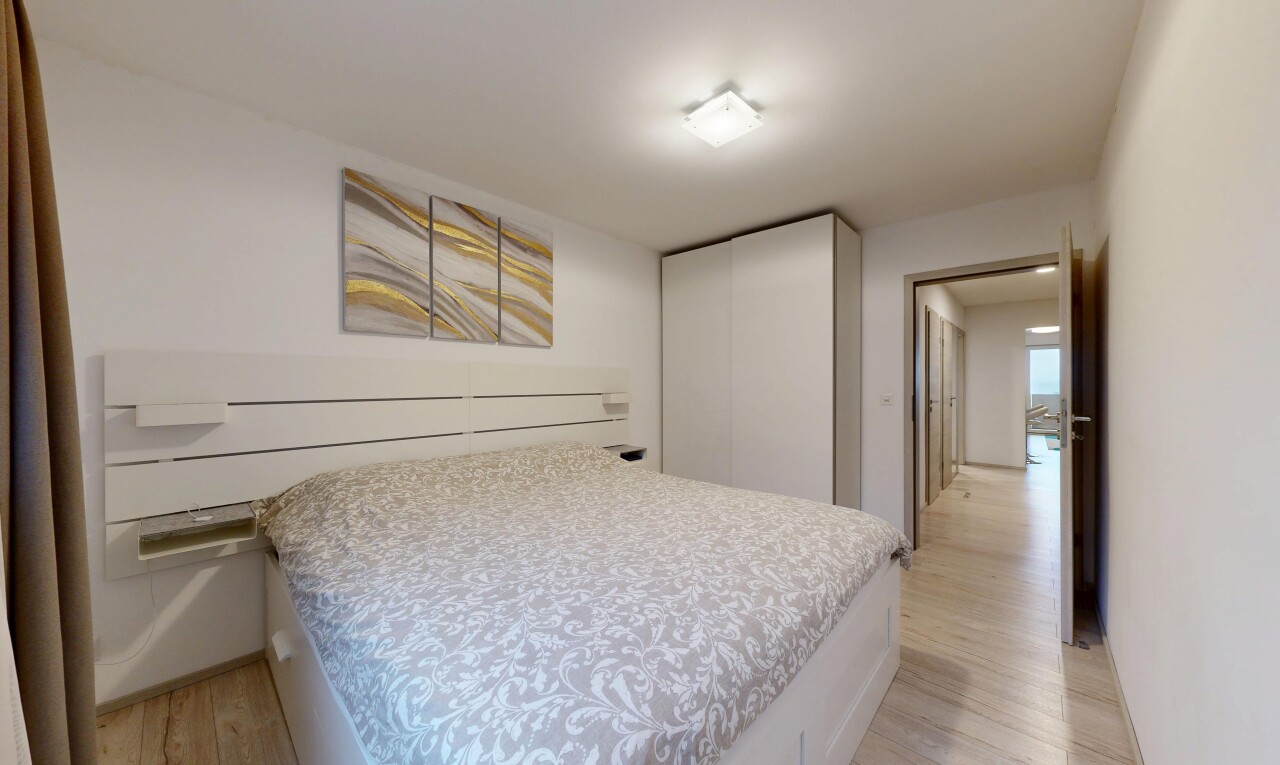 chambre avec light floor, wood finish floor, sol en finition bois, drywall, et cloison sèche