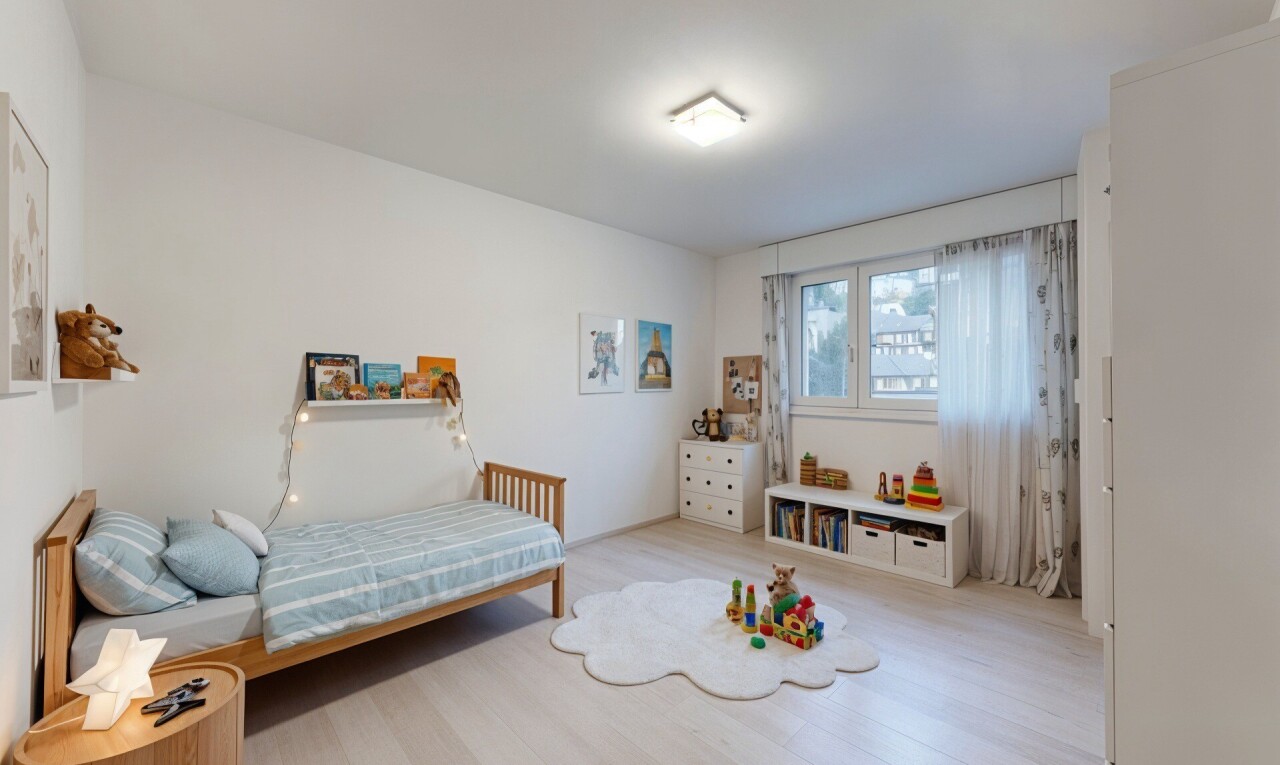 chambre avec inside property, sol en finition bois, wood finish floor, lumière naturelle, et natural light