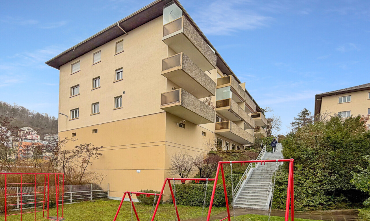 extérieur du bâtiment avec vue sur le complexe d'appartements, apartment complex view, from community, clôture, et day time