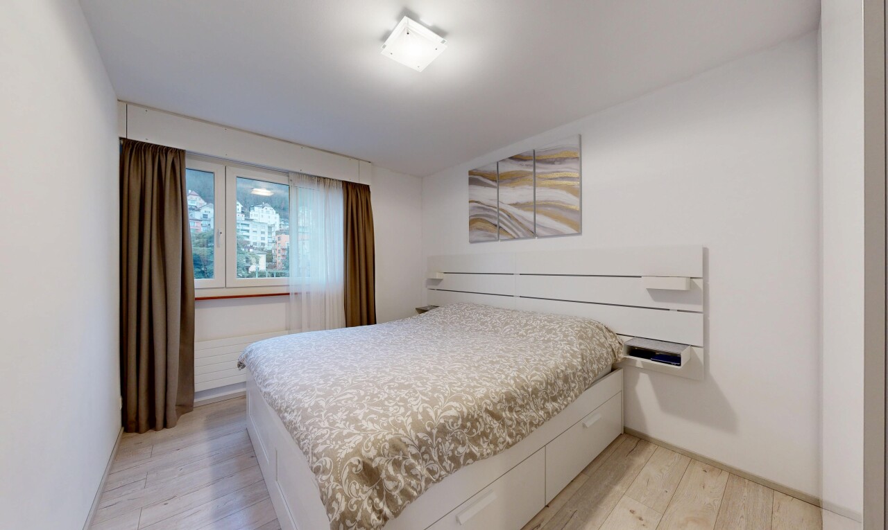 chambre avec sol en finition bois, wood finish floor, lumière naturelle, natural light, et light floor