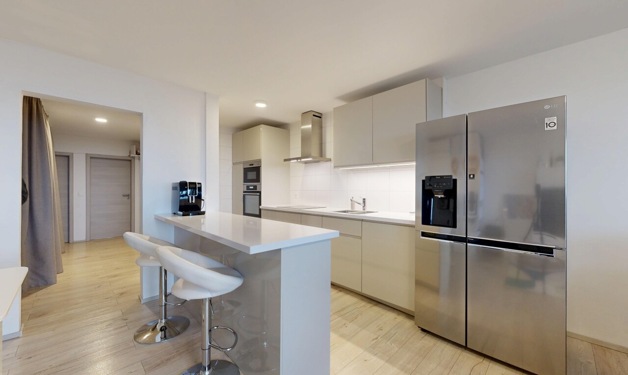 Renovated 3.5-room apartment with lake view near train station