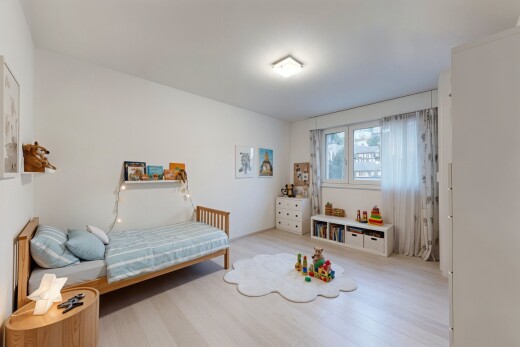 chambre avec inside property, sol en finition bois, wood finish floor, lumière naturelle, et natural light