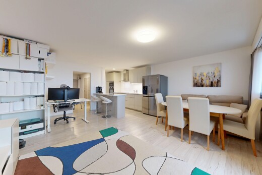 salon / salle à manger avec full kitchen, sol en finition bois, wood finish floor, télévision, et inside property