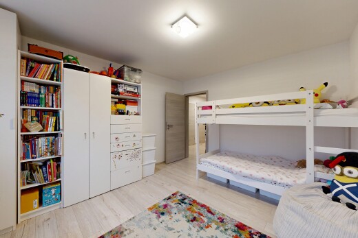 chambre avec sol en finition bois, wood finish floor, inside property, light floor, et cloison sèche
